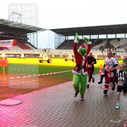 07.12.2025 - St. Pauli X-Mass-Run No. 15 Luisa Fischer http://msf.ph/oto/9381490 07.12.2025 10:45:47 Ziel 430, 23, 2535, 82, 401, 430, 467, 631, 636, 791, 793, 1096, 1245, 1415, 1419, 1546, 1823, 2086, 2158, 2220, 2355, 2356, 2524, 2525, 2535, 2926, 2934, 3350, 4854, 4860, 4876 meine-sportfotos.de