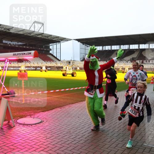 07.12.2025 - St. Pauli X-Mass-Run No. 15 Luisa Fischer http://msf.ph/oto/9381492 07.12.2025 10:45:47 Ziel 430, 2356, 2535, 109, 899, 82, 401, 430, 467, 631, 636, 791, 793, 1096, 1245, 1415, 1419, 1546, 1823, 2086, 2158, 2220, 2355, 2356, 2524, 2525, 2535, 2926, 2934, 3350, 4854, 4860, 4876 meine-sportfotos.de