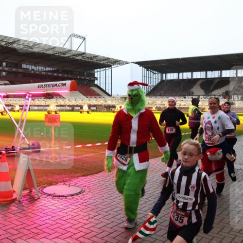 07.12.2025 - St. Pauli X-Mass-Run No. 15 Luisa Fischer http://msf.ph/oto/9381494 07.12.2025 10:45:48 Ziel 430, 235, 2926, 5, 35, 82, 401, 430, 467, 631, 636, 791, 793, 1096, 1245, 1415, 1419, 1546, 1823, 2086, 2158, 2220, 2355, 2356, 2524, 2525, 2535, 2926, 2934, 3350, 4854, 4860, 4876 meine-sportfotos.de