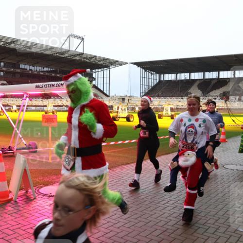 07.12.2025 - St. Pauli X-Mass-Run No. 15 Luisa Fischer http://msf.ph/oto/9381496 07.12.2025 10:45:48 Ziel 926, 430, 2356, 1096, 82, 401, 430, 467, 631, 636, 791, 793, 1096, 1245, 1415, 1419, 1546, 1823, 2086, 2158, 2220, 2355, 2356, 2524, 2525, 2535, 2926, 2934, 3350, 4854, 4860, 4876 meine-sportfotos.de