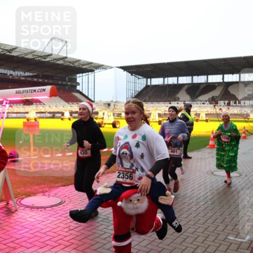 07.12.2025 - St. Pauli X-Mass-Run No. 15 Luisa Fischer http://msf.ph/oto/9381498 07.12.2025 10:45:49 Ziel 430, 2356, 1096, 401, 2899, 82, 401, 430, 467, 631, 636, 791, 793, 1096, 1245, 1415, 1419, 1546, 1823, 2086, 2158, 2220, 2355, 2356, 2524, 2525, 2535, 2926, 2934, 3350, 3835, 3838, 4854, 4860, 4876 meine-sportfotos.de