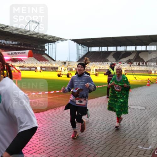 07.12.2025 - St. Pauli X-Mass-Run No. 15 Luisa Fischer http://msf.ph/oto/9381502 07.12.2025 10:45:49 Ziel 2356, 401, 1096, 2899, 82, 401, 430, 467, 631, 636, 791, 793, 1096, 1245, 1415, 1419, 1546, 1823, 2086, 2158, 2220, 2355, 2356, 2524, 2525, 2535, 2926, 2934, 3350, 3835, 3838, 4854, 4860, 4876 meine-sportfotos.de