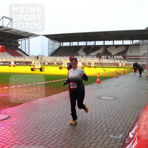 07.12.2025 - St. Pauli X-Mass-Run No. 15 Luisa Fischer http://msf.ph/oto/9381511 07.12.2025 10:46:01 Ziel 4860, 82, 401, 430, 467, 631, 636, 1041, 1096, 1245, 1419, 1715, 1823, 2076, 2079, 2086, 2089, 2158, 2218, 2220, 2324, 2326, 2355, 2356, 2524, 2525, 2535, 2926, 2934, 3350, 3835, 3838, 4616, 4619, 4620, 4762, 4854, 4860 meine-sportfotos.de
