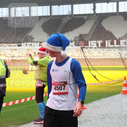 07.12.2025 - St. Pauli X-Mass-Run No. 15 Luisa Fischer http://msf.ph/oto/9381515 07.12.2025 10:11:14 Ziel 6709, 3671, 15, 4507, 1768, 57, 550, 964, 979, 983, 1148, 1149, 1150, 1426, 1571, 1768, 1929, 1935, 2083, 2087, 2530, 4885 meine-sportfotos.de