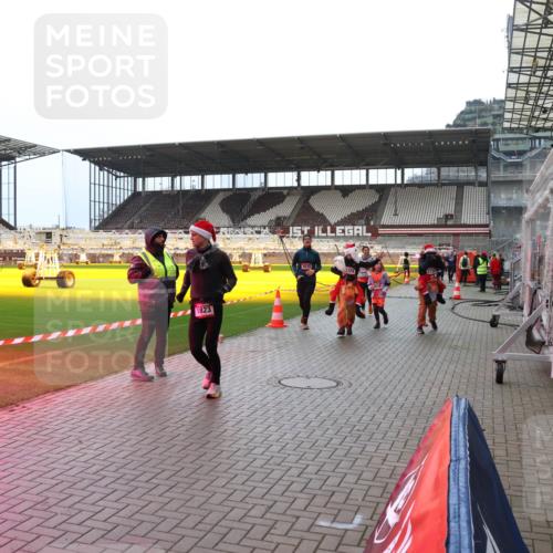 07.12.2025 - St. Pauli X-Mass-Run No. 15 Luisa Fischer http://msf.ph/oto/9381516 07.12.2025 10:46:11 Ziel 1823, 324, 292, 82, 401, 430, 467, 908, 1041, 1094, 1096, 1715, 1823, 2076, 2079, 2080, 2089, 2218, 2220, 2324, 2326, 2355, 2356, 2423, 2535, 2733, 2734, 2926, 2934, 3835, 3838, 4616, 4619, 4620, 4762, 4854, 4860 meine-sportfotos.de