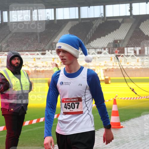 07.12.2025 - St. Pauli X-Mass-Run No. 15 Luisa Fischer http://msf.ph/oto/9381517 07.12.2025 10:11:15 Ziel 15, 4507, 176, 57, 550, 964, 979, 983, 1148, 1149, 1150, 1426, 1571, 1768, 1929, 1935, 2083, 2087, 2530, 4885 meine-sportfotos.de