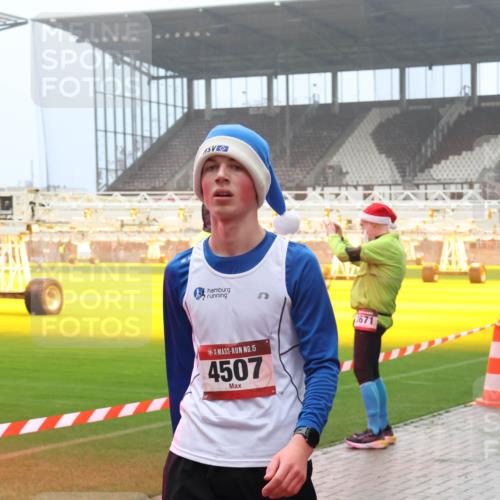 07.12.2025 - St. Pauli X-Mass-Run No. 15 Luisa Fischer http://msf.ph/oto/9381520 07.12.2025 10:11:15 Ziel 15, 4507, 3671, 57, 550, 964, 979, 983, 1148, 1149, 1150, 1426, 1571, 1768, 1929, 1935, 2083, 2087, 2530, 4885 meine-sportfotos.de