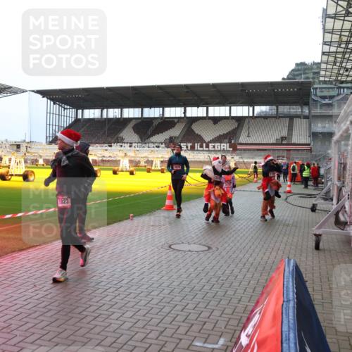 07.12.2025 - St. Pauli X-Mass-Run No. 15 Luisa Fischer http://msf.ph/oto/9381521 07.12.2025 10:46:12 Ziel 1823, 3835, 82, 401, 430, 467, 908, 1041, 1094, 1096, 1715, 1823, 2076, 2079, 2080, 2089, 2218, 2220, 2324, 2326, 2355, 2356, 2423, 2535, 2733, 2734, 2926, 2934, 3835, 3838, 4616, 4619, 4620, 4762, 4854, 4860 meine-sportfotos.de
