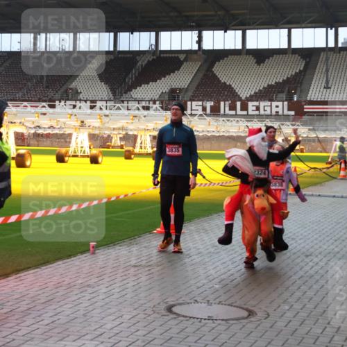 07.12.2025 - St. Pauli X-Mass-Run No. 15 Luisa Fischer http://msf.ph/oto/9381523 07.12.2025 10:46:12 Ziel 3835, 2324, 3838, 82, 401, 430, 467, 908, 1041, 1094, 1096, 1715, 1823, 2076, 2079, 2080, 2089, 2218, 2220, 2324, 2326, 2355, 2356, 2423, 2535, 2733, 2734, 2926, 2934, 3835, 3838, 4616, 4619, 4620, 4762, 4854, 4860 meine-sportfotos.de