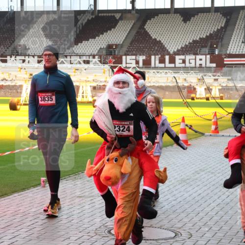 07.12.2025 - St. Pauli X-Mass-Run No. 15 Luisa Fischer http://msf.ph/oto/9381533 07.12.2025 10:46:14 Ziel 3835, 15, 2324, 11, 15, 2326, 178, 183, 401, 430, 467, 908, 1041, 1094, 1096, 1715, 1823, 1955, 2076, 2079, 2080, 2089, 2218, 2220, 2324, 2326, 2334, 2355, 2356, 2423, 2535, 2733, 2734, 2926, 2934, 3835, 3838, 4616, 4619, 4620, 4762, 4854, 4860 meine-sportfotos.de