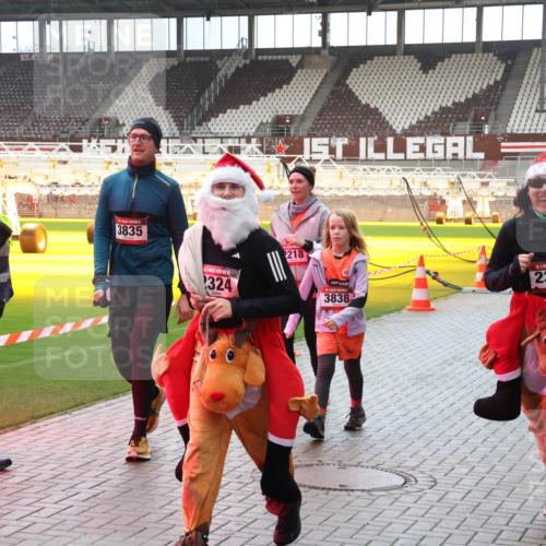 07.12.2025 - St. Pauli X-Mass-Run No. 15 Luisa Fischer http://msf.ph/oto/9381535 07.12.2025 10:46:14 Ziel 3835, 324, 2218, 3838, 5, 2326, 178, 183, 401, 430, 467, 908, 1041, 1094, 1096, 1715, 1823, 1955, 2076, 2079, 2080, 2089, 2218, 2220, 2324, 2326, 2334, 2355, 2356, 2423, 2535, 2733, 2734, 2926, 2934, 3835, 3838, 4616, 4619, 4620, 4762, 4854, 4860 meine-sportfotos.de