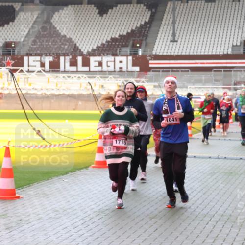 07.12.2025 - St. Pauli X-Mass-Run No. 15 Luisa Fischer http://msf.ph/oto/9381581 07.12.2025 10:46:22 Ziel 1715, 1041, 38, 41, 162, 168, 178, 183, 908, 1041, 1094, 1715, 1823, 1955, 2076, 2079, 2080, 2082, 2089, 2216, 2218, 2324, 2326, 2334, 2423, 2574, 2733, 2734, 3835, 3838, 4616, 4619, 4620, 4762, 4854, 4860 meine-sportfotos.de