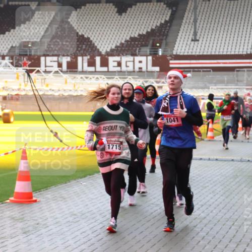 07.12.2025 - St. Pauli X-Mass-Run No. 15 Luisa Fischer http://msf.ph/oto/9381586 07.12.2025 10:46:22 Ziel 1715, 1041, 38, 41, 162, 168, 178, 183, 908, 1041, 1094, 1715, 1823, 1955, 2076, 2079, 2080, 2082, 2089, 2216, 2218, 2324, 2326, 2334, 2423, 2574, 2733, 2734, 3835, 3838, 4616, 4619, 4620, 4762, 4854, 4860 meine-sportfotos.de