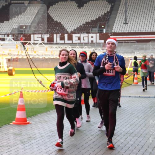 07.12.2025 - St. Pauli X-Mass-Run No. 15 Luisa Fischer http://msf.ph/oto/9381588 07.12.2025 10:46:23 Ziel 1715, 1041, 38, 41, 162, 168, 178, 183, 908, 1041, 1094, 1715, 1823, 1955, 2076, 2079, 2080, 2082, 2089, 2216, 2218, 2324, 2326, 2334, 2423, 2574, 2733, 2734, 3835, 3838, 4616, 4619, 4620, 4762, 4854, 4860 meine-sportfotos.de