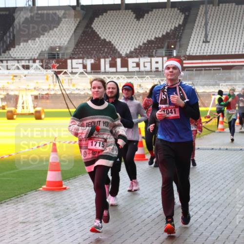 07.12.2025 - St. Pauli X-Mass-Run No. 15 Luisa Fischer http://msf.ph/oto/9381590 07.12.2025 10:46:23 Ziel 1715, 041, 1654, 762, 38, 41, 162, 168, 178, 183, 908, 1041, 1094, 1715, 1823, 1955, 2076, 2079, 2080, 2082, 2089, 2216, 2218, 2324, 2326, 2334, 2423, 2574, 2733, 2734, 3835, 3838, 4616, 4619, 4620, 4762, 4854, 4860 meine-sportfotos.de