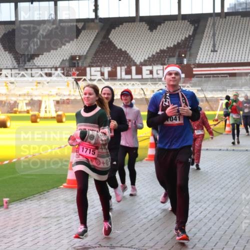 07.12.2025 - St. Pauli X-Mass-Run No. 15 Luisa Fischer http://msf.ph/oto/9381594 07.12.2025 10:46:23 Ziel 1715, 041, 2076, 38, 41, 162, 168, 178, 183, 908, 1041, 1094, 1715, 1823, 1955, 2076, 2079, 2080, 2082, 2089, 2216, 2218, 2324, 2326, 2334, 2423, 2574, 2733, 2734, 3835, 3838, 4616, 4619, 4620, 4762, 4854, 4860 meine-sportfotos.de