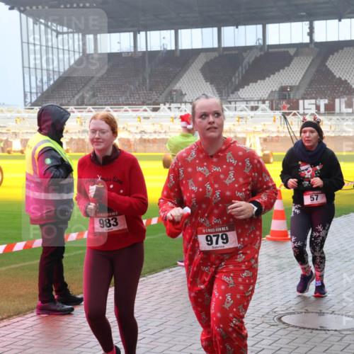 07.12.2025 - St. Pauli X-Mass-Run No. 15 Luisa Fischer http://msf.ph/oto/9381601 07.12.2025 10:11:30 Ziel 15, 983, 15, 979, 57, 2530, 57, 979, 983, 1148, 1149, 1150, 1426, 1768, 1929, 1935, 1969, 2530, 3354, 3815, 4499, 4525, 4659, 4661, 4885 meine-sportfotos.de
