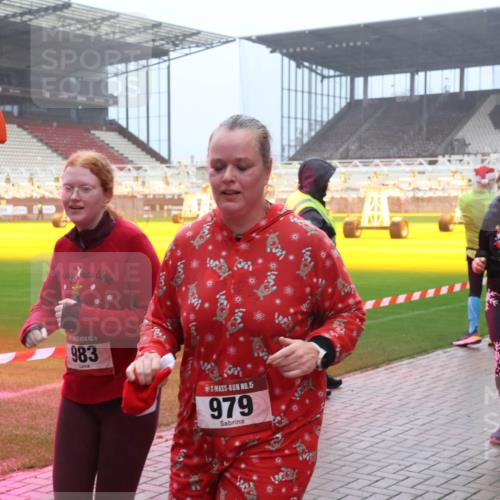 07.12.2025 - St. Pauli X-Mass-Run No. 15 Luisa Fischer http://msf.ph/oto/9381608 07.12.2025 10:11:31 Ziel 4, 983, 15, 979, 57, 57, 979, 983, 1148, 1149, 1150, 1426, 1768, 1929, 1935, 1969, 2530, 3354, 3815, 4499, 4525, 4659, 4661, 4885 meine-sportfotos.de