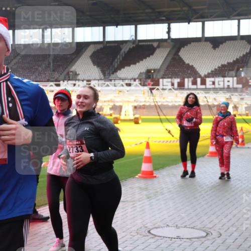 07.12.2025 - St. Pauli X-Mass-Run No. 15 Luisa Fischer http://msf.ph/oto/9381611 07.12.2025 10:46:26 Ziel 1041, 2733, 10, 162, 38, 41, 153, 162, 168, 178, 183, 908, 914, 917, 1041, 1094, 1715, 1823, 1955, 2076, 2079, 2080, 2082, 2089, 2216, 2218, 2324, 2326, 2334, 2423, 2574, 2733, 2734, 3835, 3838, 4589, 4616, 4619, 4620, 4762, 4854, 4860 meine-sportfotos.de