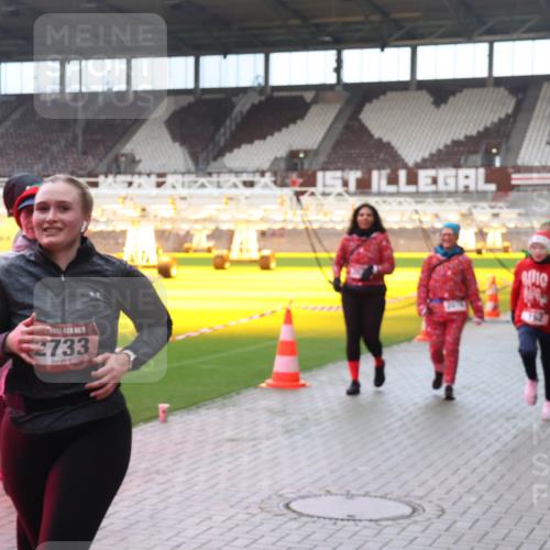 07.12.2025 - St. Pauli X-Mass-Run No. 15 Luisa Fischer http://msf.ph/oto/9381613 07.12.2025 10:46:26 Ziel 2733, 38, 41, 153, 162, 168, 178, 183, 908, 914, 917, 1041, 1094, 1715, 1823, 1955, 2076, 2079, 2080, 2082, 2089, 2216, 2218, 2324, 2326, 2334, 2423, 2574, 2733, 2734, 3835, 3838, 4589, 4616, 4619, 4620, 4762, 4854, 4860 meine-sportfotos.de