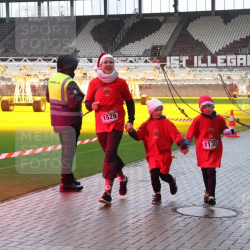 07.12.2025 - St. Pauli X-Mass-Run No. 15 Luisa Fischer http://msf.ph/oto/9381617 07.12.2025 11:18:00 Ziel 1529, 1130, 1125, 551, 845, 1122, 1125, 1127, 1130, 1340, 1529, 1531, 1686, 2477, 2766, 2846, 2849, 2915, 4627 meine-sportfotos.de