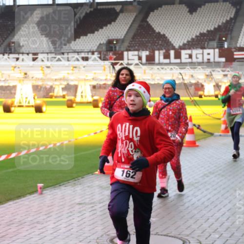 07.12.2025 - St. Pauli X-Mass-Run No. 15 Luisa Fischer http://msf.ph/oto/9381623 07.12.2025 10:46:27 Ziel 20, 162, 1094, 38, 41, 153, 162, 168, 178, 183, 908, 914, 917, 1041, 1094, 1715, 1823, 1955, 2076, 2079, 2080, 2082, 2089, 2216, 2218, 2303, 2306, 2324, 2326, 2334, 2423, 2574, 2733, 2734, 3835, 3838, 4589, 4616, 4619, 4620, 4762, 4854, 4860 meine-sportfotos.de
