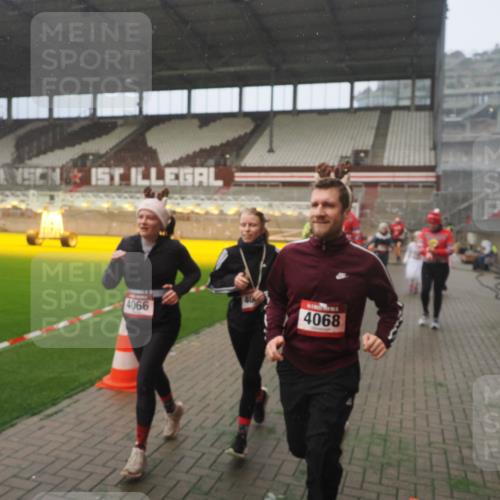 07.12.2025 - St. Pauli X-Mass-Run No. 15 Fabian Wolf http://msf.ph/oto/9381625 07.12.2025 10:09:03 Ziel 19, 786, 1176, 1461, 1465, 1570, 1575, 1576, 2126, 3300, 3484, 3891, 3904, 3907, 4066, 4067, 4068, 4113 meine-sportfotos.de