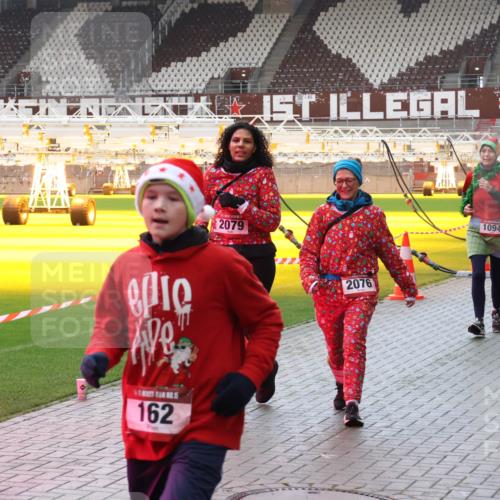 07.12.2025 - St. Pauli X-Mass-Run No. 15 Luisa Fischer http://msf.ph/oto/9381626 07.12.2025 10:46:28 Ziel 162, 2079, 2076, 1094, 2423, 908, 38, 41, 153, 162, 168, 178, 183, 908, 914, 917, 1041, 1094, 1715, 1823, 1955, 2076, 2079, 2080, 2082, 2089, 2216, 2218, 2303, 2306, 2324, 2326, 2334, 2423, 2574, 2733, 2734, 3835, 3838, 4589, 4616, 4619, 4620, 4762, 4854, 4860 meine-sportfotos.de