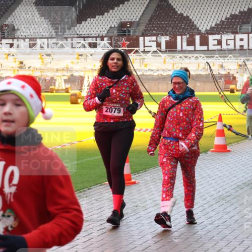 07.12.2025 - St. Pauli X-Mass-Run No. 15 Luisa Fischer http://msf.ph/oto/9381628 07.12.2025 10:46:28 Ziel 2079, 1094, 2423, 38, 41, 153, 162, 168, 178, 183, 908, 914, 917, 1041, 1094, 1715, 1823, 1955, 2076, 2079, 2080, 2082, 2089, 2216, 2218, 2303, 2306, 2324, 2326, 2334, 2423, 2574, 2733, 2734, 3835, 3838, 4589, 4616, 4619, 4620, 4762, 4854, 4860 meine-sportfotos.de