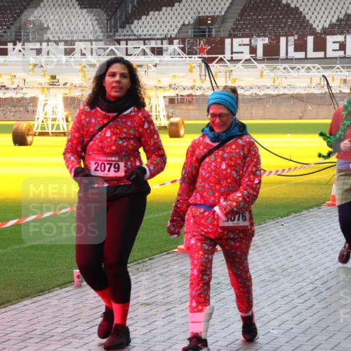 07.12.2025 - St. Pauli X-Mass-Run No. 15 Luisa Fischer http://msf.ph/oto/9381635 07.12.2025 10:46:29 Ziel 2079, 076, 1094, 2423, 38, 41, 153, 162, 168, 178, 183, 908, 914, 917, 1040, 1041, 1094, 1715, 1823, 1955, 2076, 2079, 2080, 2082, 2089, 2216, 2218, 2303, 2306, 2324, 2326, 2334, 2423, 2574, 2733, 2734, 2960, 3835, 3838, 4589, 4616, 4619, 4620, 4762, 4854 meine-sportfotos.de