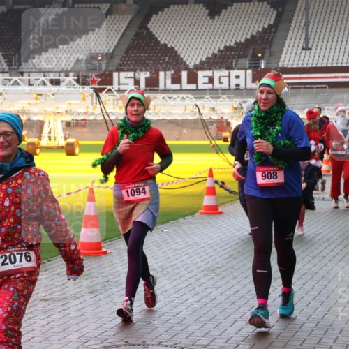 07.12.2025 - St. Pauli X-Mass-Run No. 15 Luisa Fischer http://msf.ph/oto/9381644 07.12.2025 10:46:30 Ziel 2076, 1094, 908, 4762, 38, 41, 153, 162, 168, 178, 183, 908, 914, 917, 1040, 1041, 1043, 1094, 1715, 1823, 1955, 2076, 2079, 2080, 2082, 2089, 2216, 2218, 2303, 2306, 2324, 2326, 2334, 2423, 2574, 2733, 2734, 2960, 3835, 3838, 4589, 4616, 4619, 4620, 4762, 4854 meine-sportfotos.de
