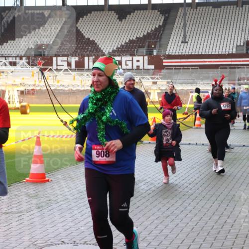 07.12.2025 - St. Pauli X-Mass-Run No. 15 Luisa Fischer http://msf.ph/oto/9381651 07.12.2025 10:46:31 Ziel 15, 1094, 908, 4762, 38, 41, 153, 162, 168, 178, 183, 641, 908, 914, 917, 1040, 1041, 1043, 1094, 1715, 1823, 1955, 2076, 2079, 2080, 2082, 2089, 2092, 2216, 2218, 2303, 2306, 2324, 2326, 2334, 2423, 2574, 2733, 2734, 2960, 3835, 3838, 4589, 4616, 4619, 4620, 4762, 4854 meine-sportfotos.de