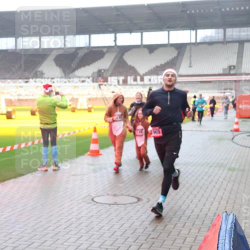 07.12.2025 - St. Pauli X-Mass-Run No. 15 Luisa Fischer http://msf.ph/oto/9381654 07.12.2025 10:11:33 Ziel 57, 979, 983, 1148, 1149, 1150, 1426, 1768, 1929, 1935, 1969, 2530, 3354, 3815, 4499, 4525, 4659, 4661, 4885 meine-sportfotos.de