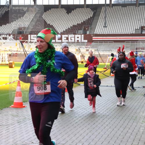 07.12.2025 - St. Pauli X-Mass-Run No. 15 Luisa Fischer http://msf.ph/oto/9381655 07.12.2025 10:46:32 Ziel 15, 15, 94, 908, 4762, 38, 41, 153, 162, 168, 178, 183, 641, 908, 914, 917, 1040, 1041, 1043, 1094, 1715, 1955, 2076, 2079, 2080, 2082, 2089, 2092, 2216, 2218, 2303, 2306, 2324, 2326, 2334, 2423, 2574, 2733, 2734, 2960, 3835, 3838, 4589, 4616, 4619, 4620, 4762, 4854 meine-sportfotos.de