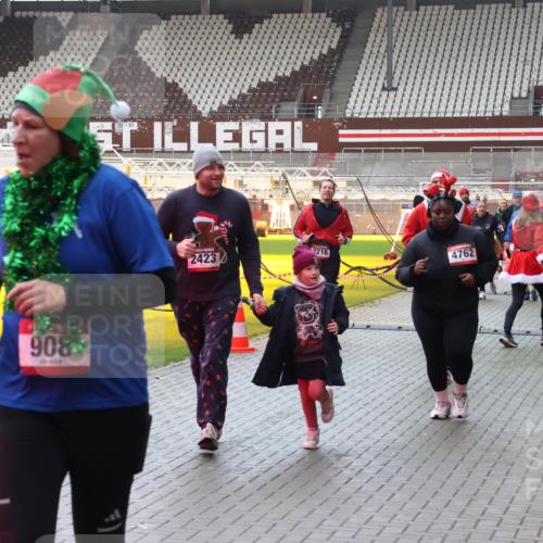 07.12.2025 - St. Pauli X-Mass-Run No. 15 Luisa Fischer http://msf.ph/oto/9381657 07.12.2025 10:46:32 Ziel 908, 2423, 2216, 4762, 168, 38, 41, 153, 162, 168, 178, 183, 641, 908, 914, 917, 1040, 1041, 1043, 1094, 1715, 1955, 2076, 2079, 2080, 2082, 2089, 2092, 2216, 2218, 2303, 2306, 2324, 2326, 2334, 2423, 2574, 2733, 2734, 2960, 3835, 3838, 4589, 4616, 4619, 4620, 4762, 4854 meine-sportfotos.de