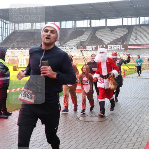 07.12.2025 - St. Pauli X-Mass-Run No. 15 Luisa Fischer http://msf.ph/oto/9381660 07.12.2025 10:11:34 Ziel 1969, 1149, 1150, 935, 57, 979, 983, 1148, 1149, 1150, 1426, 1768, 1929, 1935, 1969, 2530, 3354, 3815, 4499, 4525, 4659, 4661, 4662, 4885 meine-sportfotos.de
