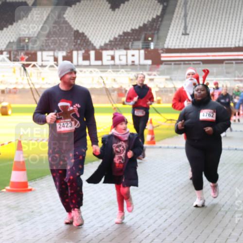 07.12.2025 - St. Pauli X-Mass-Run No. 15 Luisa Fischer http://msf.ph/oto/9381662 07.12.2025 10:46:33 Ziel 2423, 4762, 38, 41, 153, 162, 168, 178, 183, 479, 639, 641, 908, 914, 917, 1040, 1041, 1043, 1094, 1715, 1955, 2076, 2079, 2080, 2082, 2089, 2092, 2216, 2218, 2303, 2306, 2324, 2326, 2334, 2423, 2574, 2733, 2734, 2960, 3835, 3838, 4589, 4616, 4619, 4620, 4762, 4854 meine-sportfotos.de