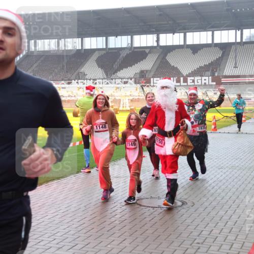 07.12.2025 - St. Pauli X-Mass-Run No. 15 Luisa Fischer http://msf.ph/oto/9381663 07.12.2025 10:11:34 Ziel 969, 1148, 1149, 92, 1150, 1935, 57, 979, 983, 1148, 1149, 1150, 1426, 1768, 1929, 1935, 1969, 2530, 3354, 3815, 4499, 4525, 4659, 4661, 4662, 4885 meine-sportfotos.de