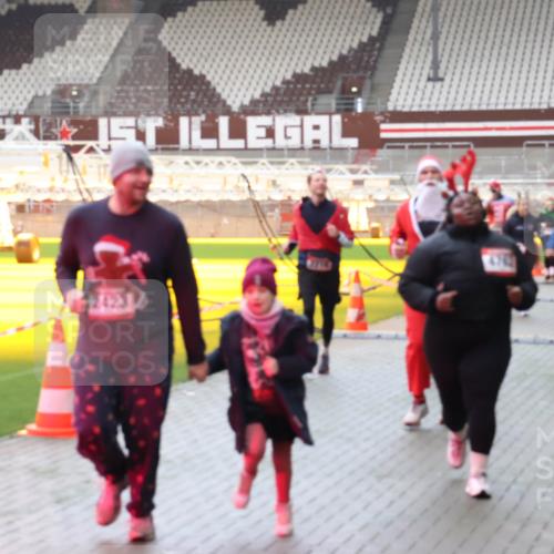 07.12.2025 - St. Pauli X-Mass-Run No. 15 Luisa Fischer http://msf.ph/oto/9381664 07.12.2025 10:46:33 Ziel 4700, 38, 41, 153, 162, 168, 178, 183, 479, 639, 641, 908, 914, 917, 1040, 1041, 1043, 1094, 1715, 1955, 2076, 2079, 2080, 2082, 2089, 2092, 2216, 2218, 2303, 2306, 2324, 2326, 2334, 2423, 2574, 2733, 2734, 2960, 3835, 3838, 4589, 4616, 4619, 4620, 4762, 4854 meine-sportfotos.de