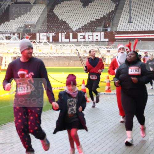 07.12.2025 - St. Pauli X-Mass-Run No. 15 Luisa Fischer http://msf.ph/oto/9381666 07.12.2025 10:46:33 Ziel 2423, 1, 2216, 4762, 38, 41, 153, 162, 168, 178, 183, 479, 639, 641, 908, 914, 917, 1040, 1041, 1043, 1094, 1715, 1955, 2076, 2079, 2080, 2082, 2089, 2092, 2216, 2218, 2303, 2306, 2324, 2326, 2334, 2423, 2574, 2733, 2734, 2960, 3835, 3838, 4589, 4616, 4619, 4620, 4762, 4854 meine-sportfotos.de