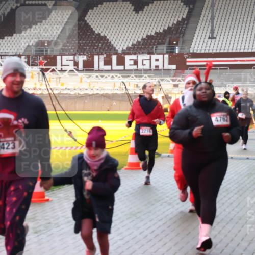 07.12.2025 - St. Pauli X-Mass-Run No. 15 Luisa Fischer http://msf.ph/oto/9381668 07.12.2025 10:46:34 Ziel 423, 4762, 2216, 38, 41, 153, 162, 168, 178, 183, 479, 485, 639, 641, 908, 914, 917, 1040, 1041, 1043, 1094, 1715, 1955, 2076, 2079, 2080, 2082, 2089, 2092, 2216, 2218, 2303, 2306, 2324, 2326, 2334, 2423, 2574, 2733, 2734, 2960, 3835, 3838, 4589, 4616, 4619, 4620, 4762 meine-sportfotos.de