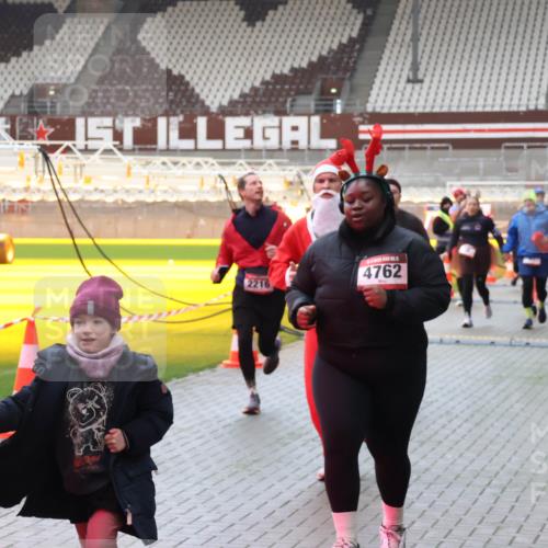 07.12.2025 - St. Pauli X-Mass-Run No. 15 Luisa Fischer http://msf.ph/oto/9381671 07.12.2025 10:46:34 Ziel 2216, 4762, 38, 41, 153, 162, 168, 178, 183, 479, 485, 639, 641, 908, 914, 917, 1040, 1041, 1043, 1094, 1715, 1955, 2076, 2079, 2080, 2082, 2089, 2092, 2216, 2218, 2303, 2306, 2324, 2326, 2334, 2423, 2574, 2733, 2734, 2960, 3835, 3838, 4589, 4616, 4619, 4620, 4762 meine-sportfotos.de