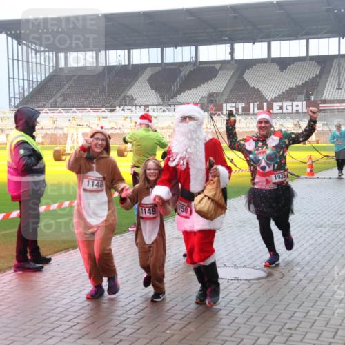 07.12.2025 - St. Pauli X-Mass-Run No. 15 Luisa Fischer http://msf.ph/oto/9381672 07.12.2025 10:11:35 Ziel 1148, 1149, 150, 1935, 57, 979, 983, 1148, 1149, 1150, 1426, 1768, 1929, 1935, 1969, 2530, 3354, 3815, 4499, 4525, 4659, 4661, 4662, 4885 meine-sportfotos.de