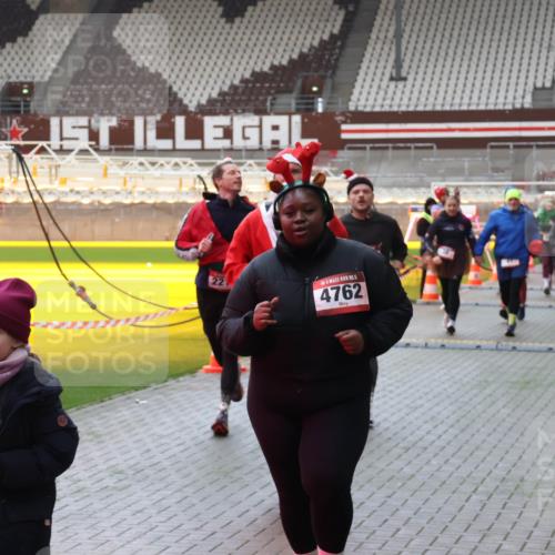 07.12.2025 - St. Pauli X-Mass-Run No. 15 Luisa Fischer http://msf.ph/oto/9381673 07.12.2025 10:46:34 Ziel 22, 5, 4762, 38, 41, 153, 162, 168, 178, 183, 479, 485, 639, 641, 908, 914, 917, 1040, 1041, 1043, 1094, 1715, 1955, 2076, 2079, 2080, 2082, 2089, 2092, 2216, 2218, 2303, 2306, 2324, 2326, 2334, 2423, 2574, 2733, 2734, 2960, 3835, 3838, 4589, 4616, 4619, 4620, 4762 meine-sportfotos.de