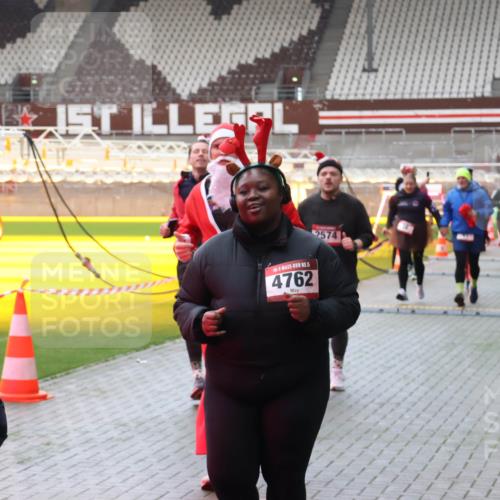 07.12.2025 - St. Pauli X-Mass-Run No. 15 Luisa Fischer http://msf.ph/oto/9381675 07.12.2025 10:46:35 Ziel 5, 4762, 2574, 38, 41, 153, 162, 168, 178, 183, 479, 485, 639, 641, 908, 914, 917, 1040, 1041, 1043, 1094, 1715, 1955, 2076, 2079, 2080, 2082, 2089, 2092, 2216, 2218, 2303, 2306, 2324, 2326, 2334, 2423, 2574, 2733, 2734, 2960, 3835, 3838, 4589, 4616, 4619, 4620, 4762 meine-sportfotos.de