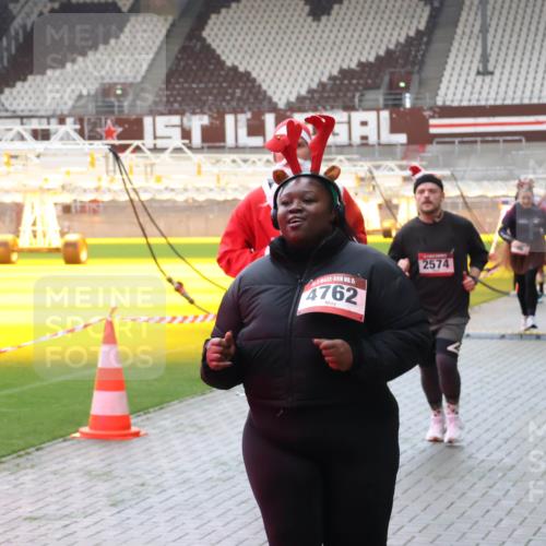 07.12.2025 - St. Pauli X-Mass-Run No. 15 Luisa Fischer http://msf.ph/oto/9381677 07.12.2025 10:46:35 Ziel 4762, 2574, 38, 41, 153, 162, 168, 178, 183, 479, 485, 639, 641, 908, 914, 917, 1040, 1041, 1043, 1094, 1715, 1955, 2076, 2079, 2080, 2082, 2089, 2092, 2216, 2218, 2303, 2306, 2324, 2326, 2334, 2423, 2574, 2733, 2734, 2960, 3835, 3838, 4589, 4616, 4619, 4620, 4762 meine-sportfotos.de