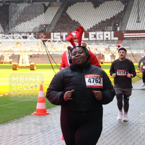 07.12.2025 - St. Pauli X-Mass-Run No. 15 Luisa Fischer http://msf.ph/oto/9381679 07.12.2025 10:46:35 Ziel 5, 4762, 2574, 38, 41, 153, 162, 168, 178, 183, 479, 485, 639, 641, 908, 914, 917, 1040, 1041, 1043, 1094, 1715, 1955, 2076, 2079, 2080, 2082, 2089, 2092, 2216, 2218, 2303, 2306, 2324, 2326, 2334, 2423, 2574, 2733, 2734, 2960, 3835, 3838, 4589, 4616, 4619, 4620, 4762 meine-sportfotos.de