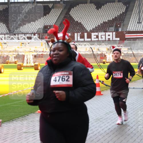 07.12.2025 - St. Pauli X-Mass-Run No. 15 Luisa Fischer http://msf.ph/oto/9381683 07.12.2025 10:46:36 Ziel 4762, 2574, 38, 41, 153, 162, 168, 178, 183, 479, 485, 639, 641, 908, 914, 917, 1040, 1041, 1043, 1094, 1715, 1955, 2076, 2079, 2080, 2082, 2089, 2092, 2216, 2218, 2303, 2306, 2324, 2326, 2334, 2423, 2574, 2733, 2734, 2960, 3835, 3838, 4589, 4616, 4619, 4620, 4762 meine-sportfotos.de