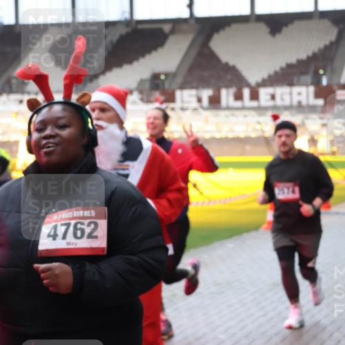 07.12.2025 - St. Pauli X-Mass-Run No. 15 Luisa Fischer http://msf.ph/oto/9381687 07.12.2025 10:46:36 Ziel 4762, 2574, 38, 41, 153, 162, 168, 178, 183, 479, 485, 639, 641, 908, 914, 917, 1040, 1041, 1043, 1094, 1715, 1955, 2076, 2079, 2080, 2082, 2089, 2092, 2216, 2218, 2303, 2306, 2324, 2326, 2334, 2423, 2574, 2733, 2734, 2960, 3835, 3838, 4589, 4616, 4619, 4620, 4762 meine-sportfotos.de