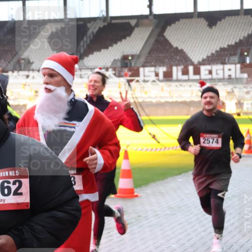 07.12.2025 - St. Pauli X-Mass-Run No. 15 Luisa Fischer http://msf.ph/oto/9381690 07.12.2025 10:46:37 Ziel 15, 4762, 2574, 38, 41, 153, 162, 168, 178, 183, 479, 485, 639, 641, 908, 914, 917, 1040, 1041, 1043, 1094, 1715, 1955, 2076, 2079, 2080, 2082, 2089, 2092, 2216, 2218, 2303, 2306, 2324, 2326, 2334, 2423, 2574, 2733, 2734, 2960, 2998, 3835, 3838, 4589, 4616, 4619, 4620, 4762 meine-sportfotos.de